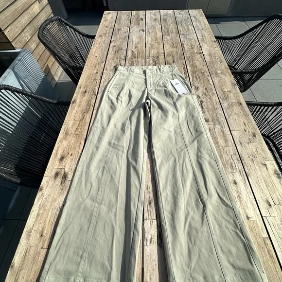 Alo Yoga HIGH-WAIST ON POINT MOTO
TROUSER | Size L - Picture 2 of 5